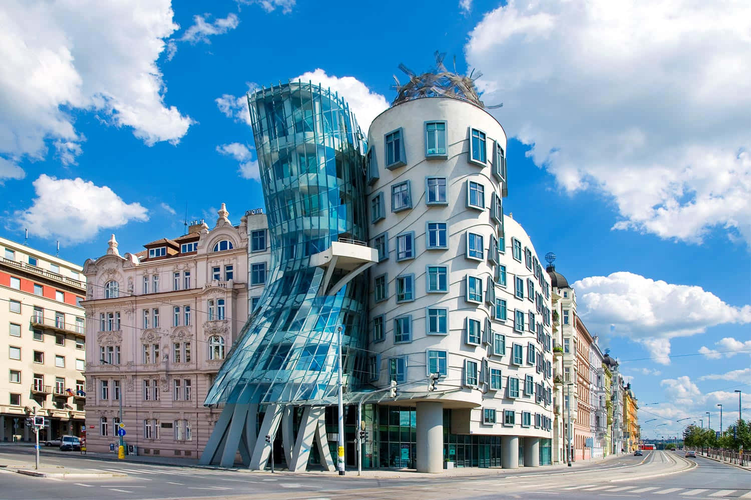 An Exquisite Capture Of The Dancing House Under The Radiant Sun. Background