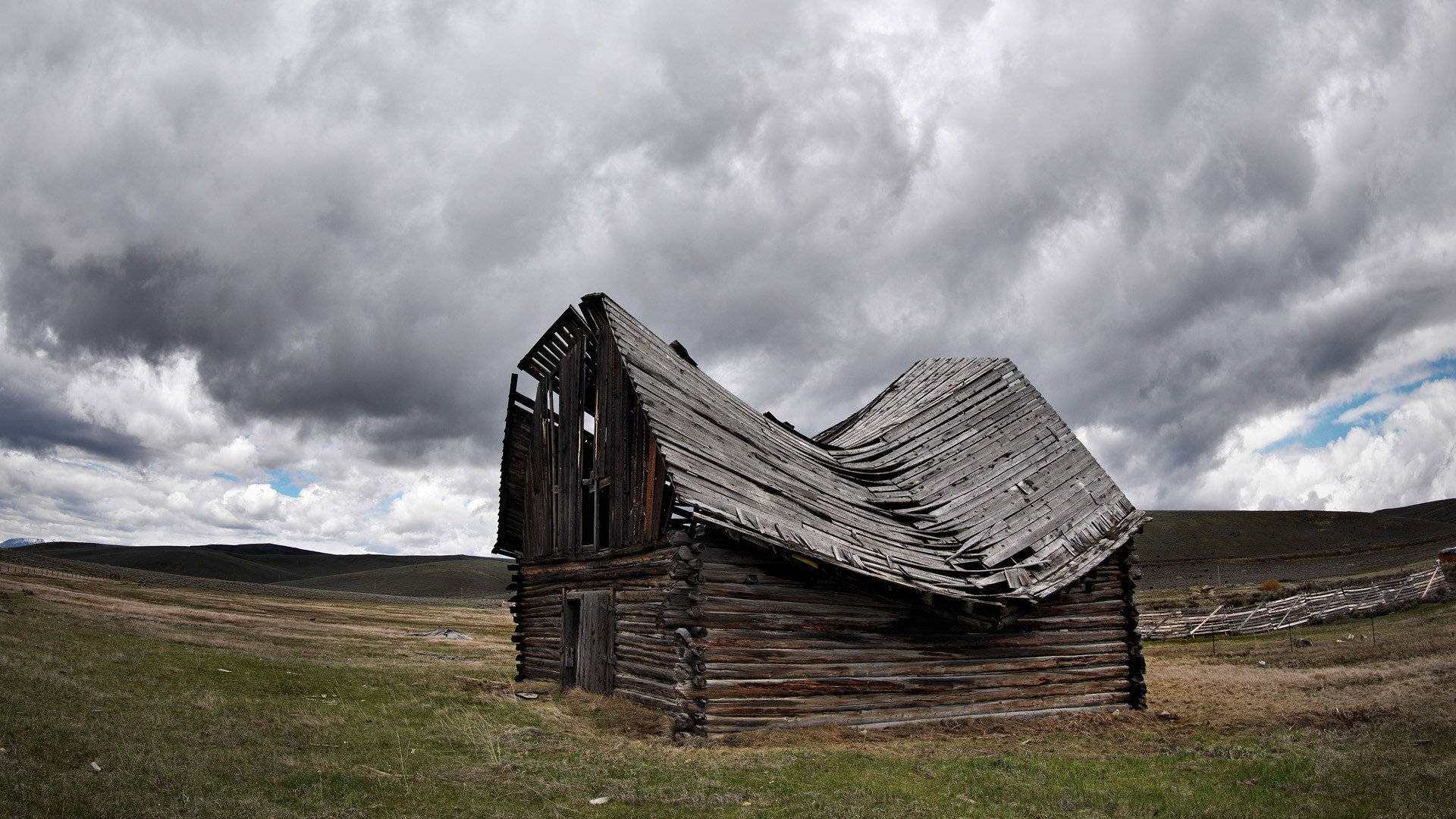 An Old Barn In The Middle Of Idaho's Grassland Background