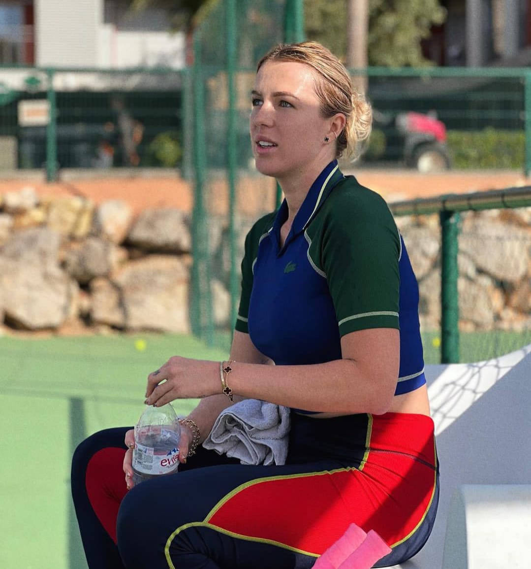 Anastasia Pavlyuchenkova Resting With Water Background