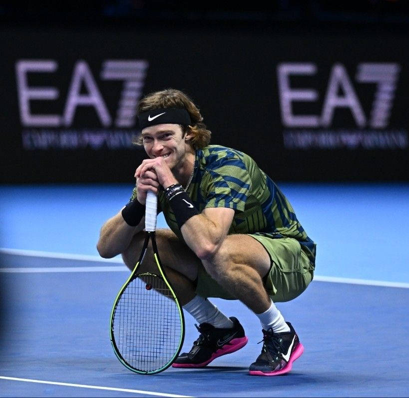 Andrey Rublev Crouching Background