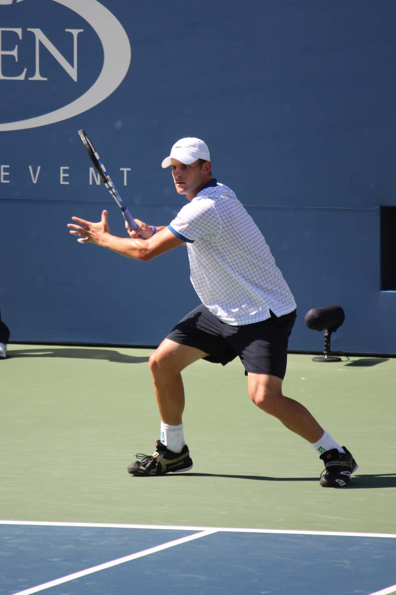 Andy Roddick Bending His Knees Background