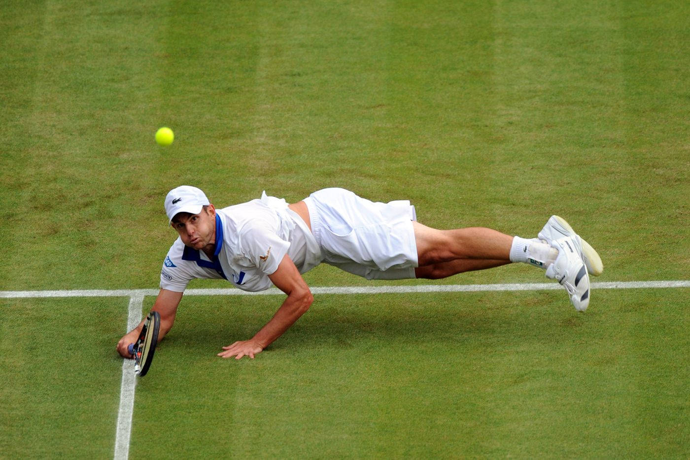 Andy Roddick Diving Into Ground Background