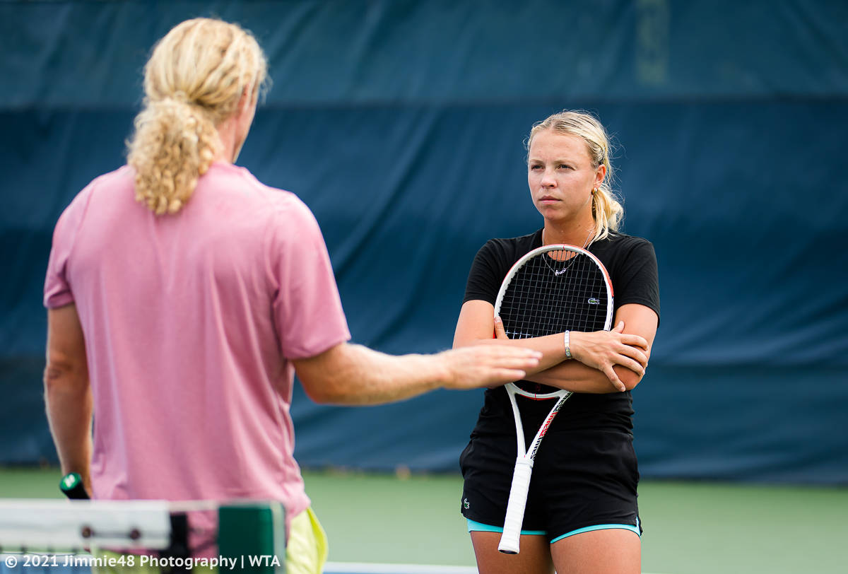 Anett Kontaveit Crossing Her Arms Background