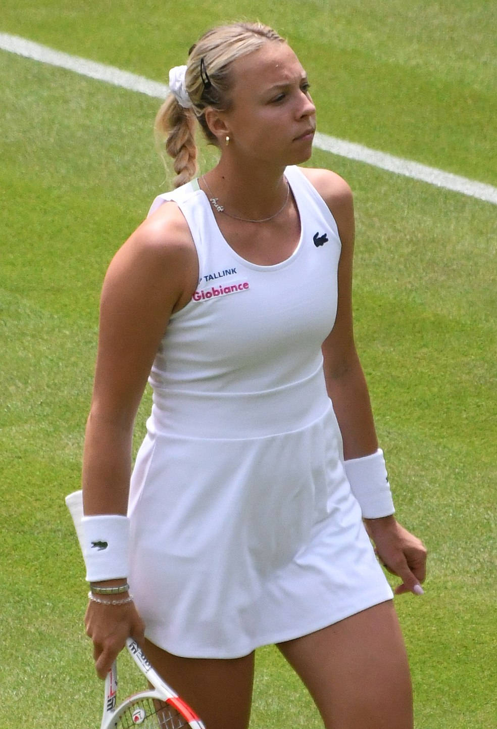 Anett Kontaveit On A White Grassy Tennis Court Background