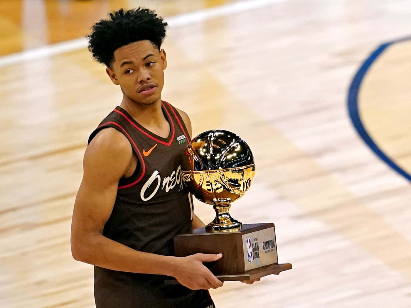 Anfernee Simons Holding Trophy Court Background