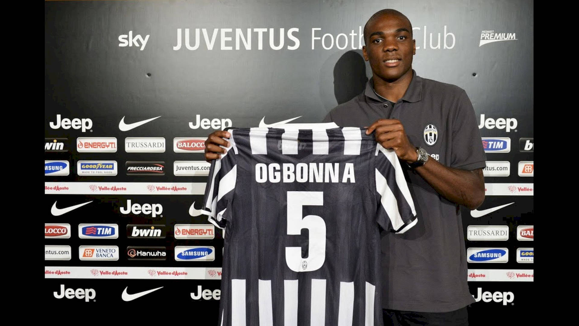 Angelo Ogbonna In Action Background