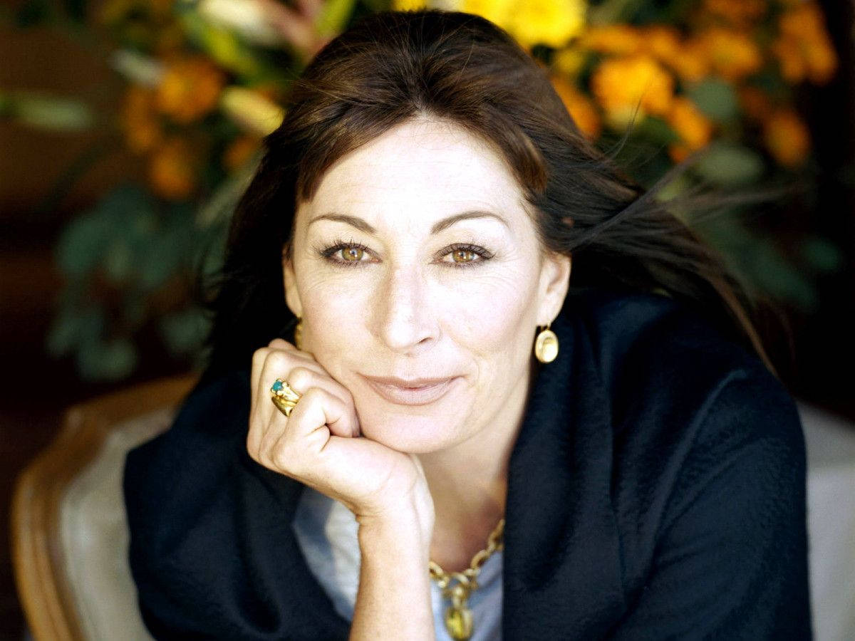 Anjelica Huston Iconic Movie Star Background