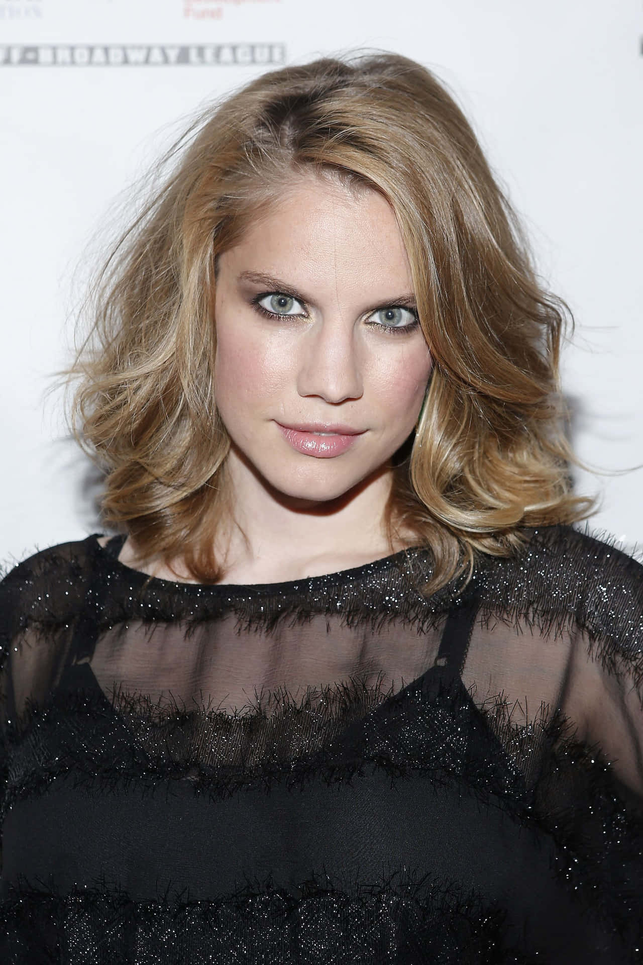 Anna Chlumsky 2000 X 3000 Wallpaper