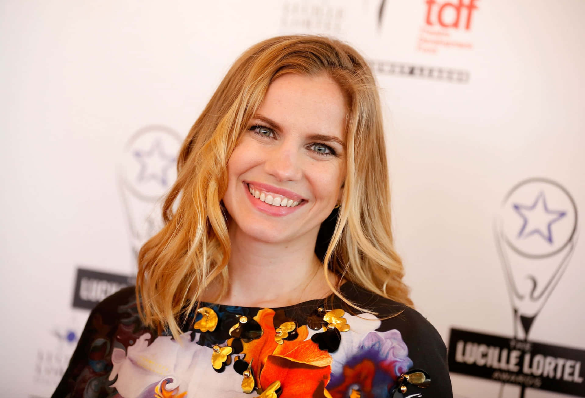 Anna Chlumsky Looking Stunning In An Elegant Black Dress Background