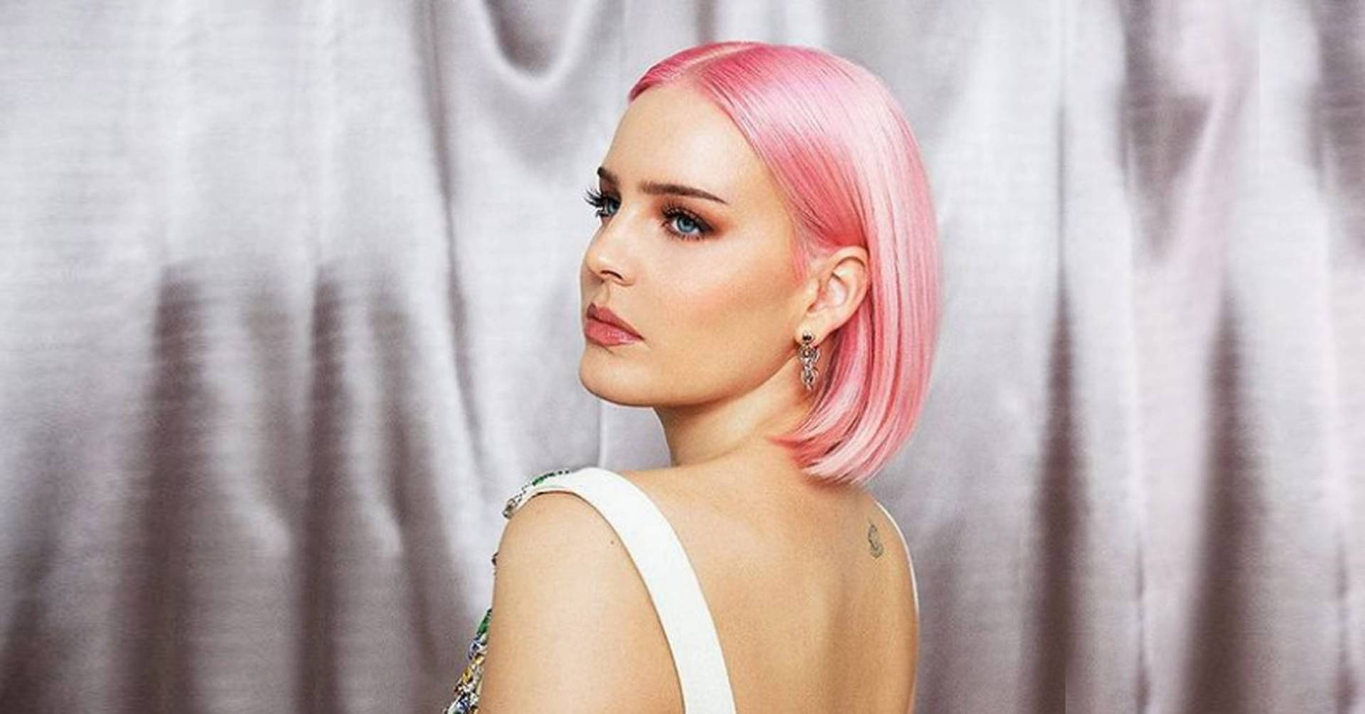 Anne-marie Pink Hair Background