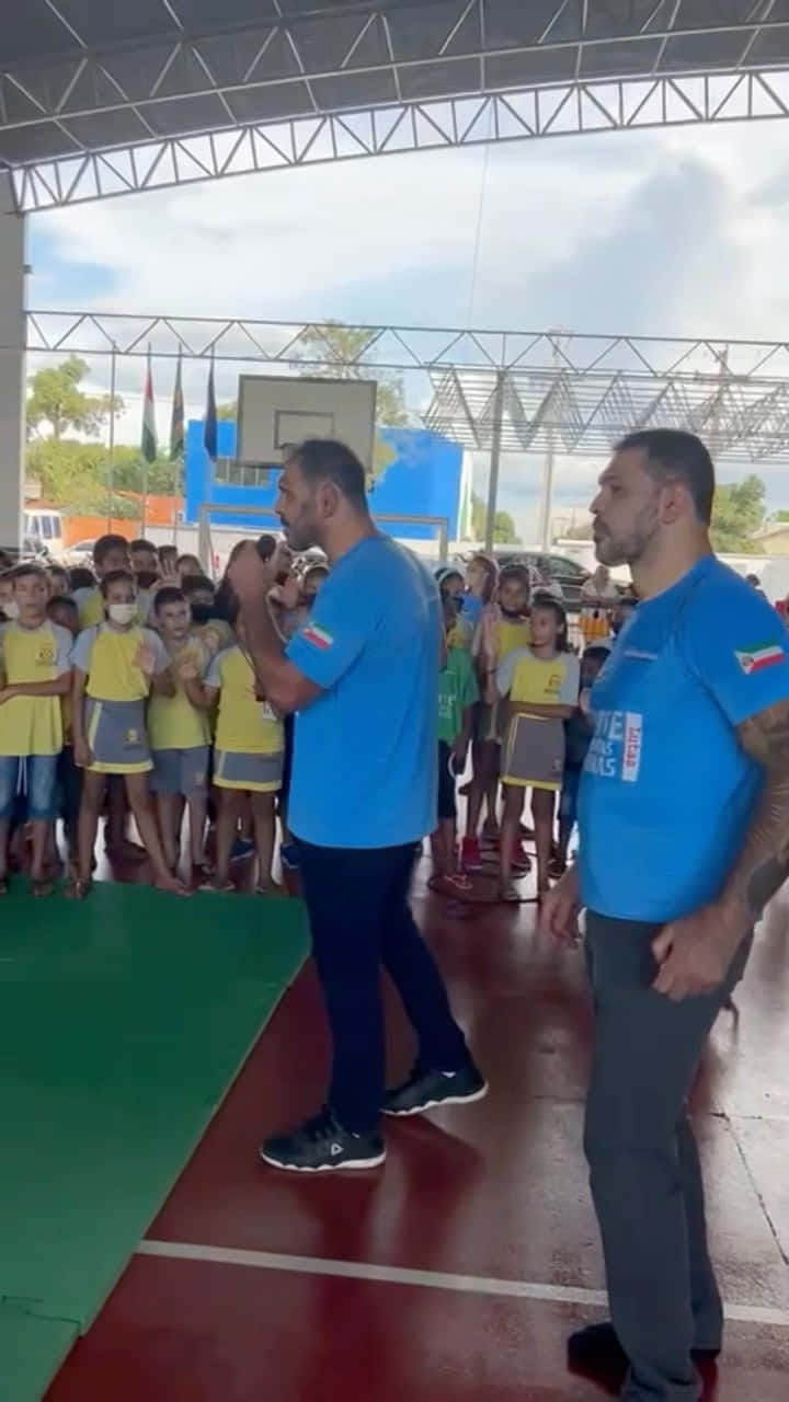 Antônio Rodrigo Nogueira Speaking To Kids Background