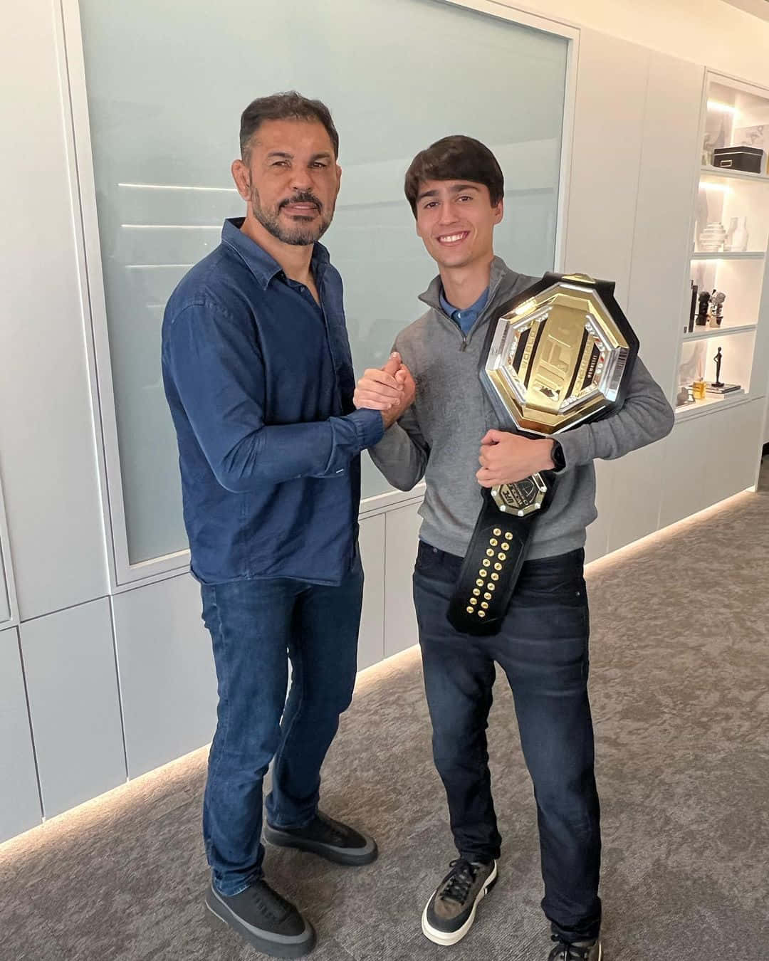Antônio Rodrigo Nogueira With Ufc Fan Background