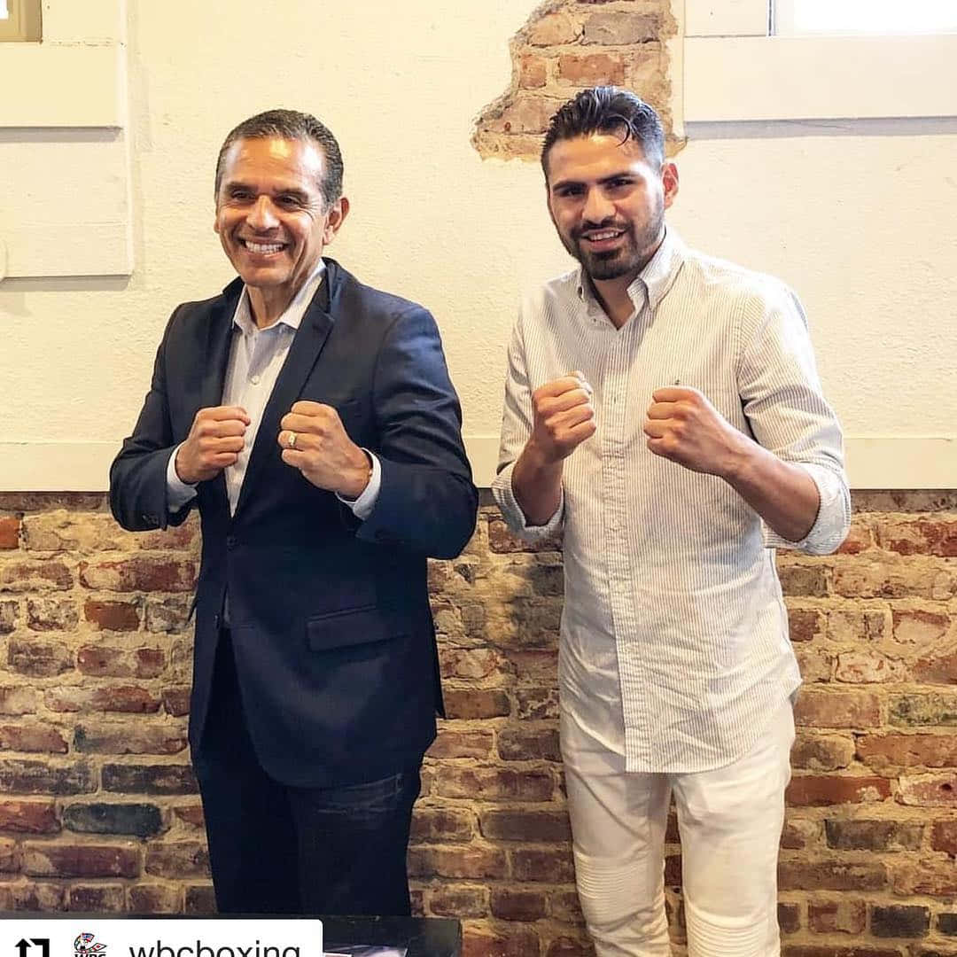 Antonio Villaraigosa In A Boxing Stance Background