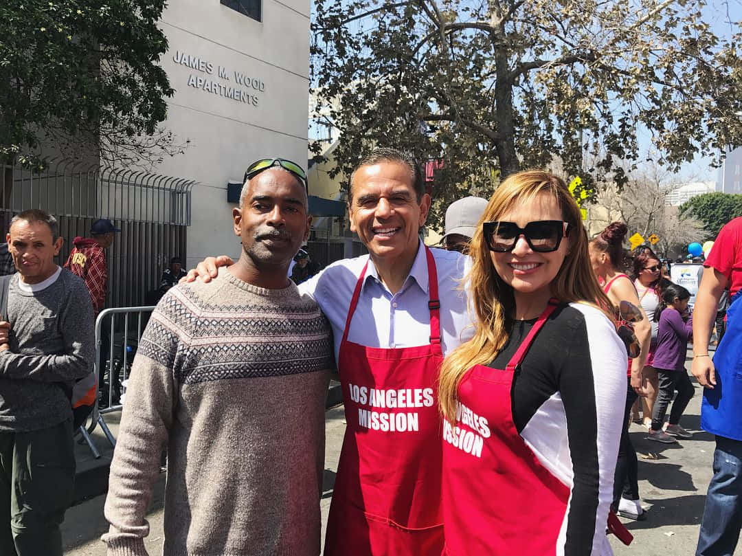 Antonio Villaraigosa With Other Volunteers Background