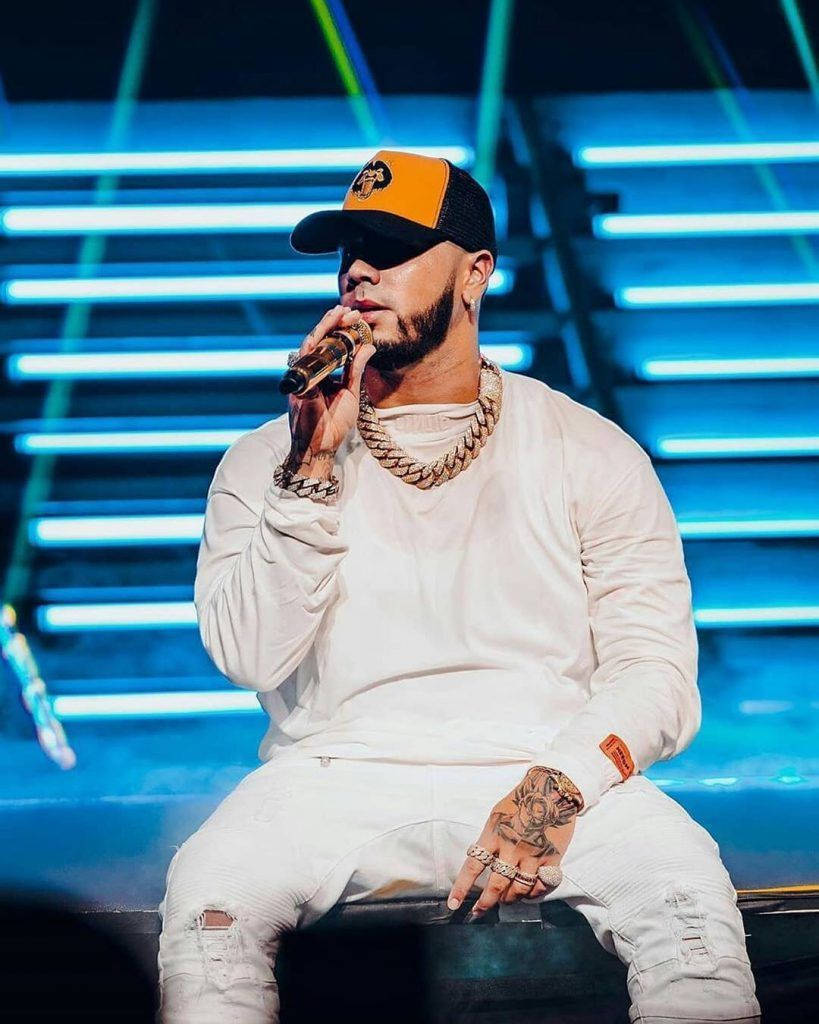 Anuel Aa All White Outfit Background
