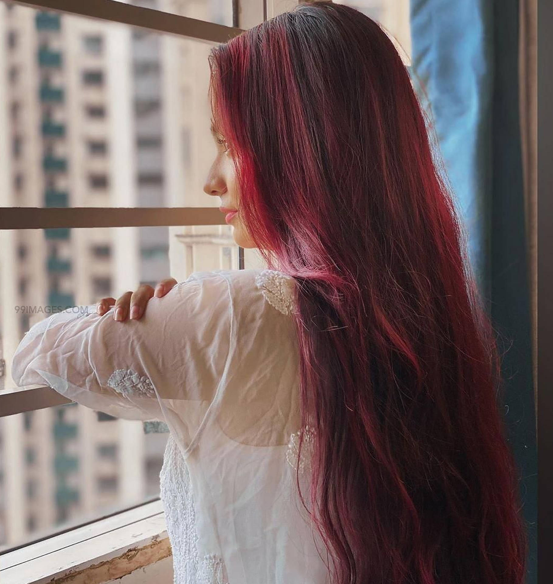 Anushka Sen Red Hair Background