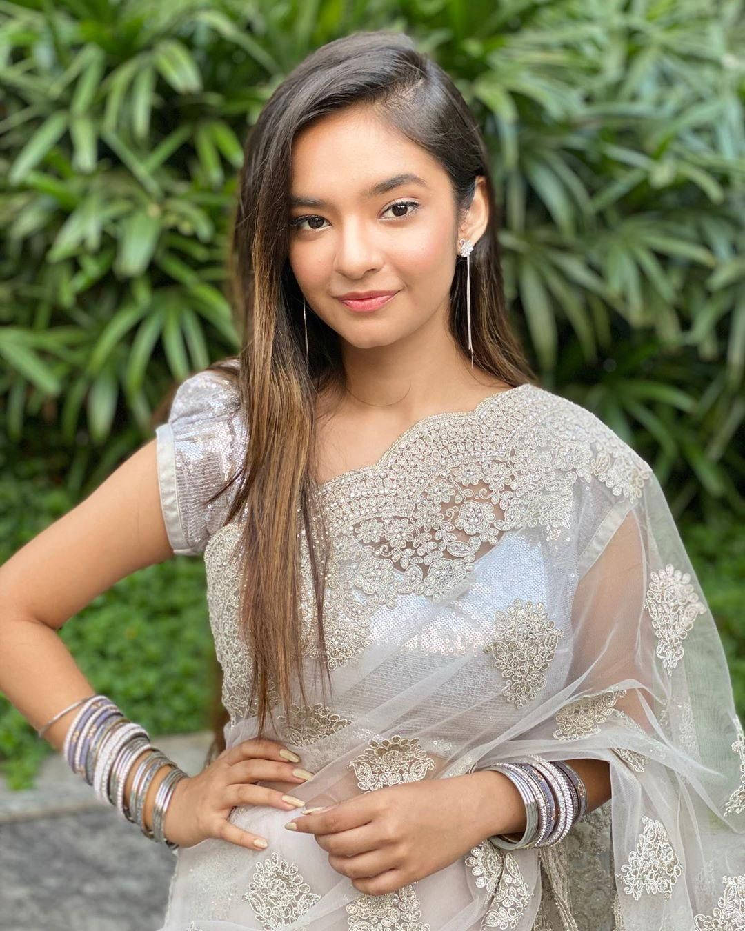 Anushka Sen Silver Dress Background
