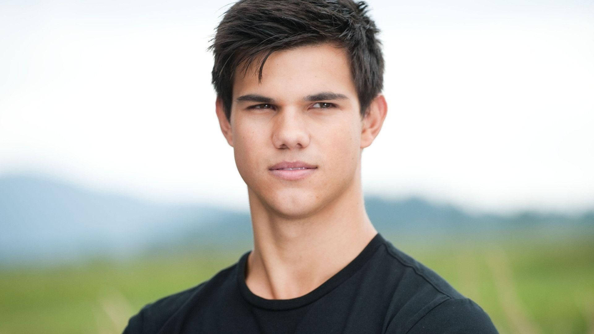 Appealing Actor Taylor Lautner Background