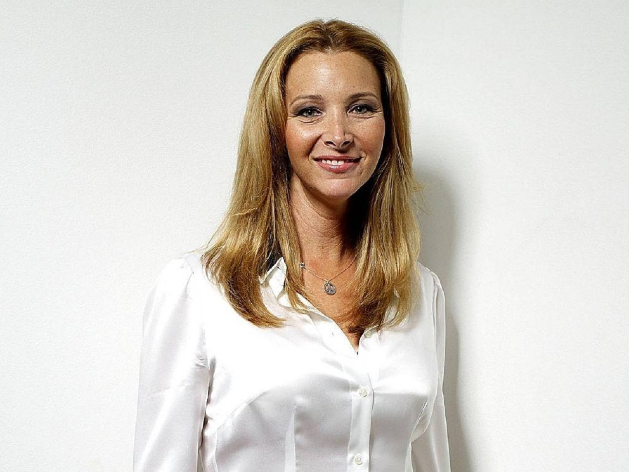 Appealing Photograph Of Lisa Kudrow Background