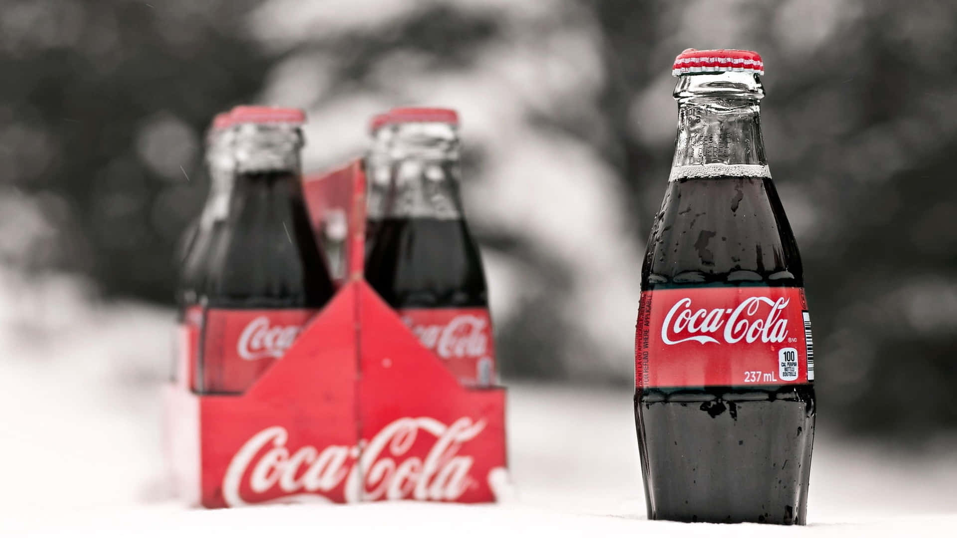 Applicable Coca-cola Bottles [wallpaper] Background