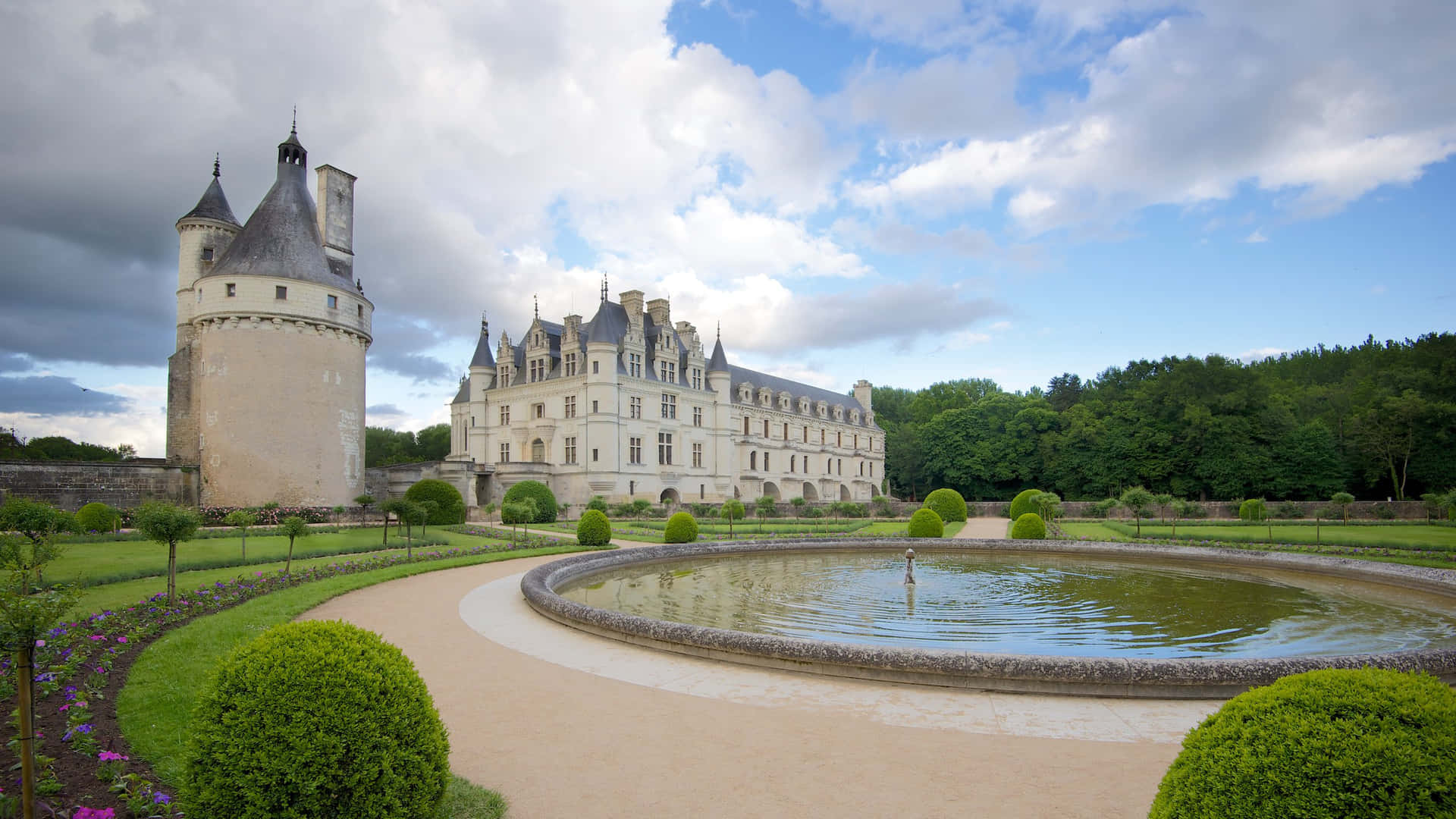 Approaching Chenonceau