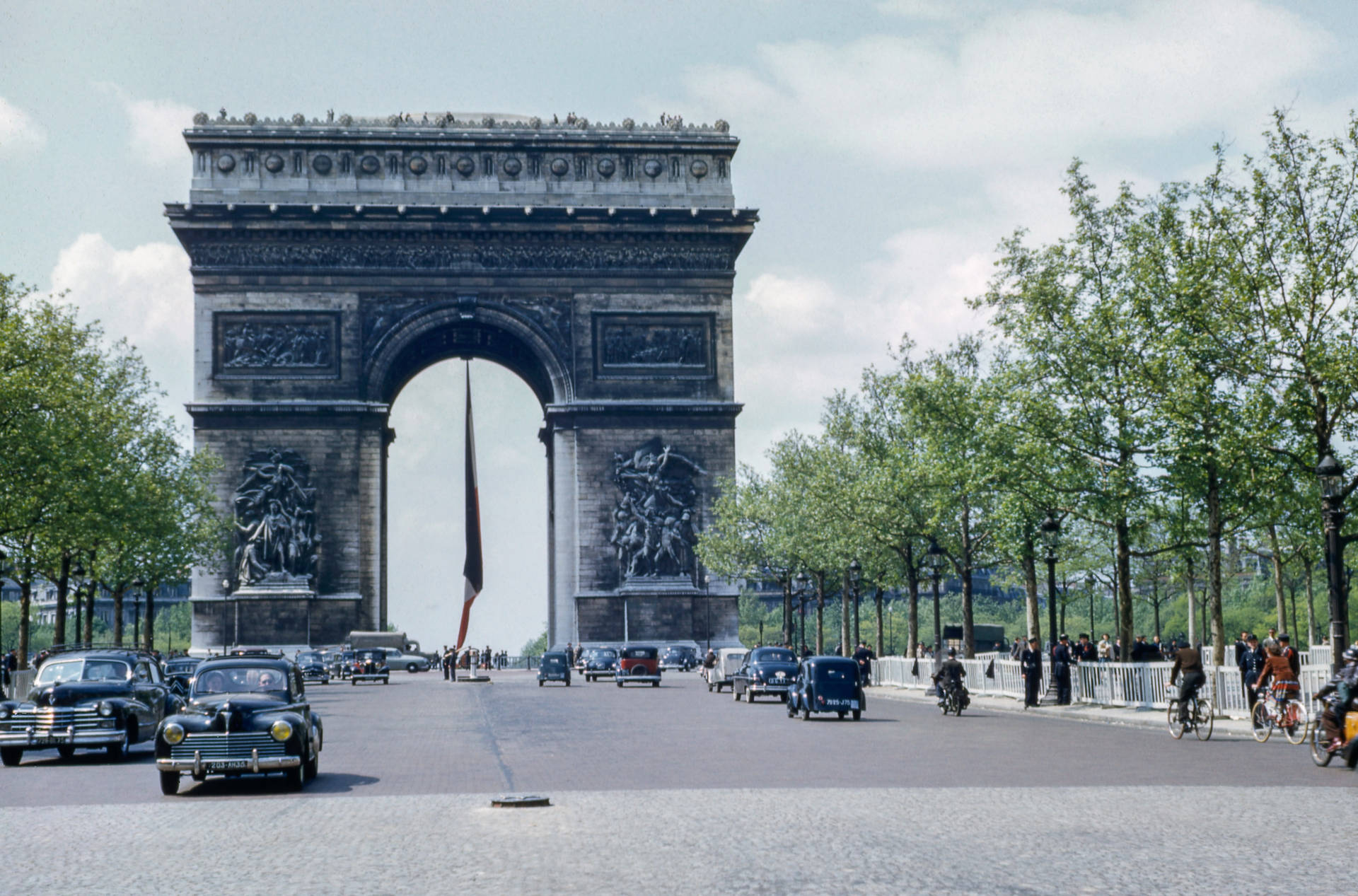 Arc De Triomphe Plants Background