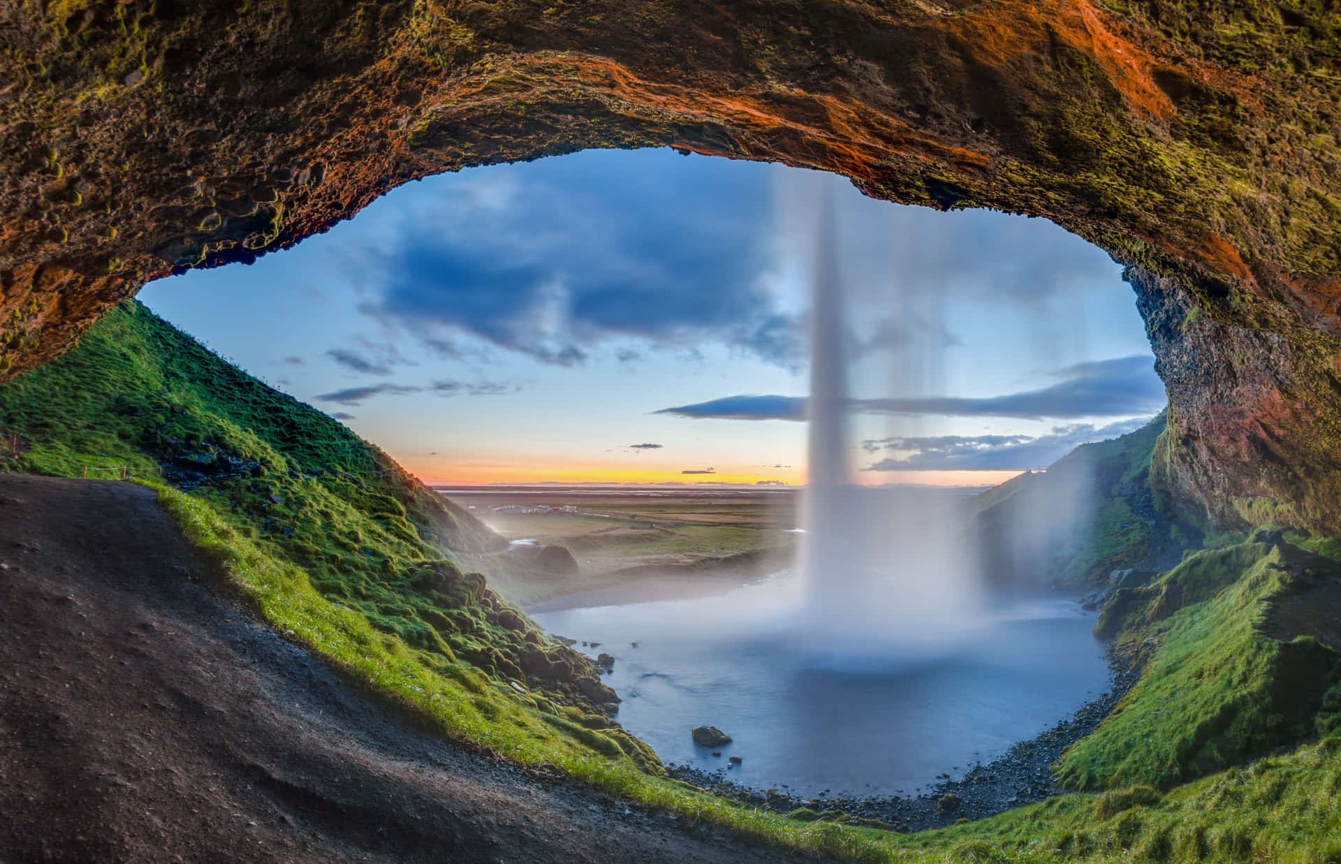 Arch Framing A Scenery Background