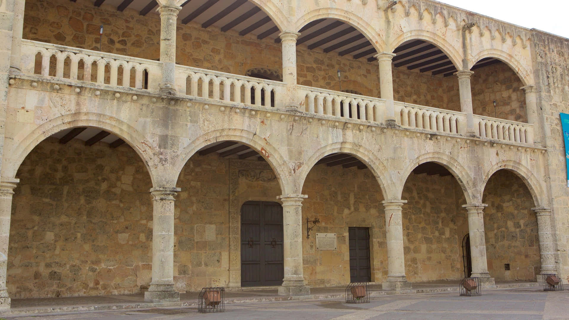 Arches And Architecture Of The Alcazar De Colon Background