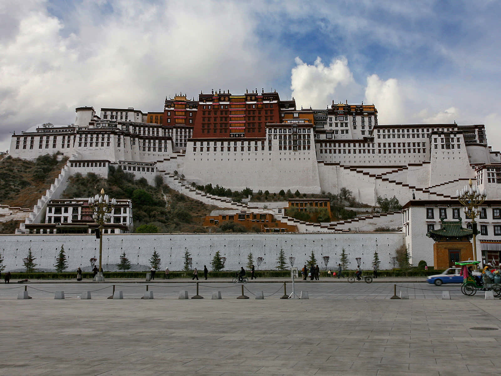 Archidectural Style Of Potala Palace In Lhasa Background