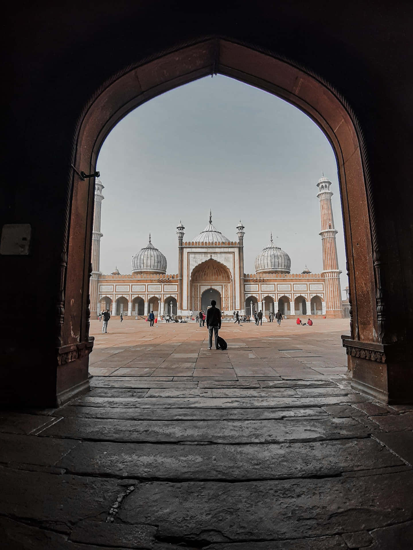 Archway_ View_of_ Masjid Background