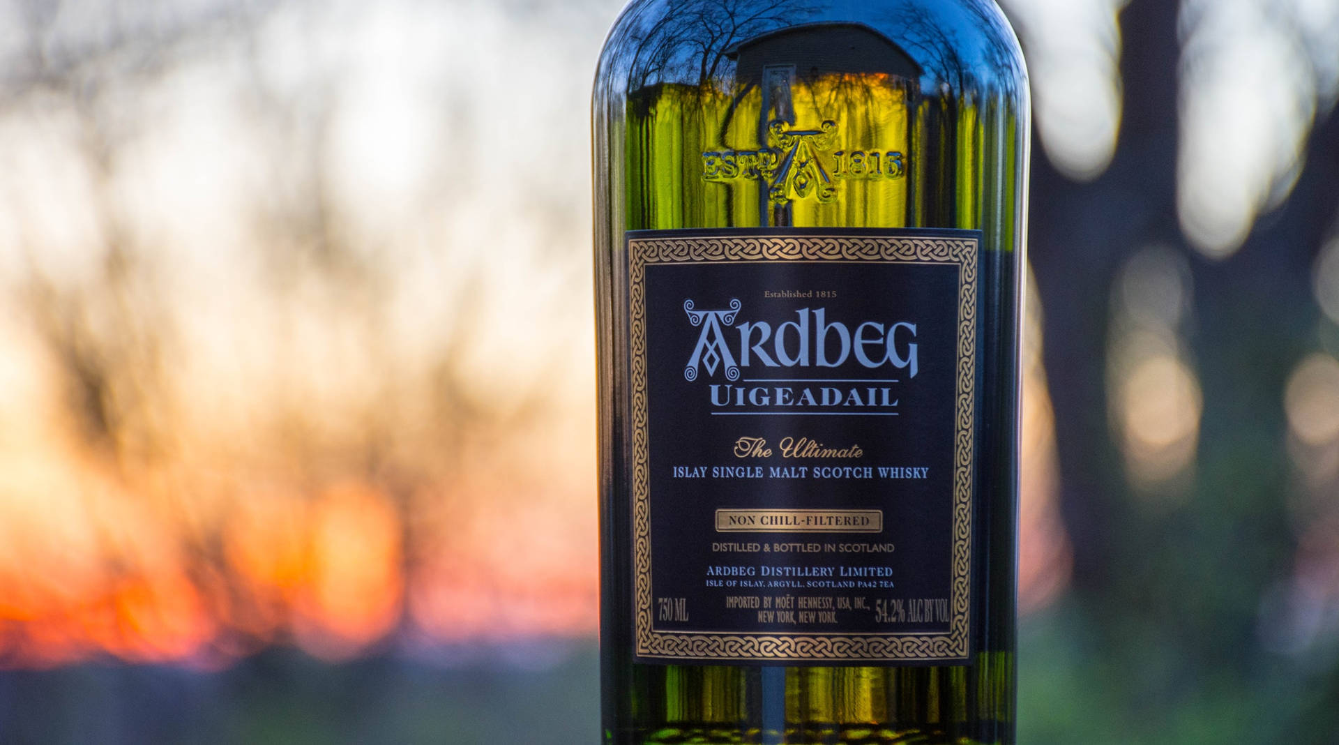 Ardbeg Uigeadail Whisky - Experience The Taste Of Exquisite Craftsmanship Background