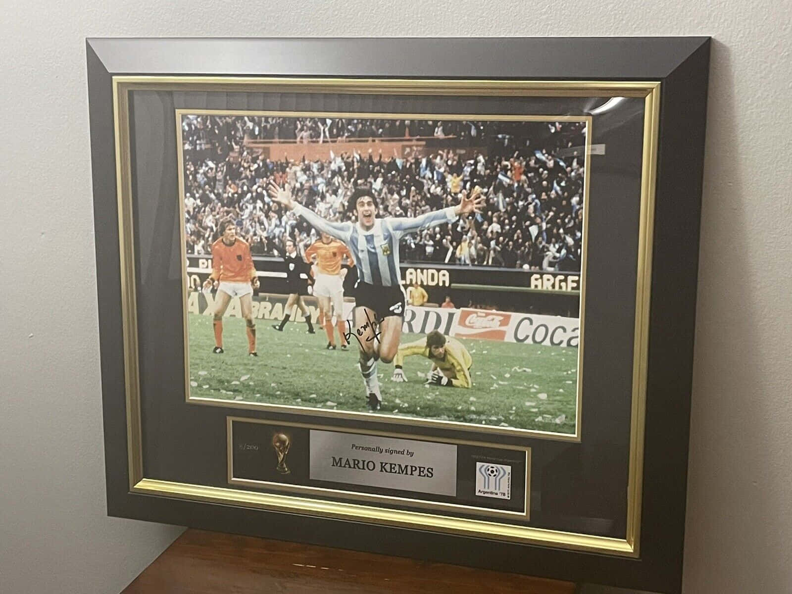 Argentina Football Athlete Mario Kempes Background