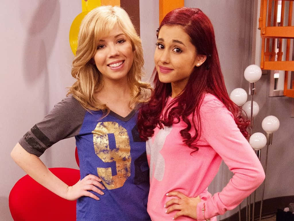 Ariana Grande And Ariel Sassoon Pose For A Picture Background