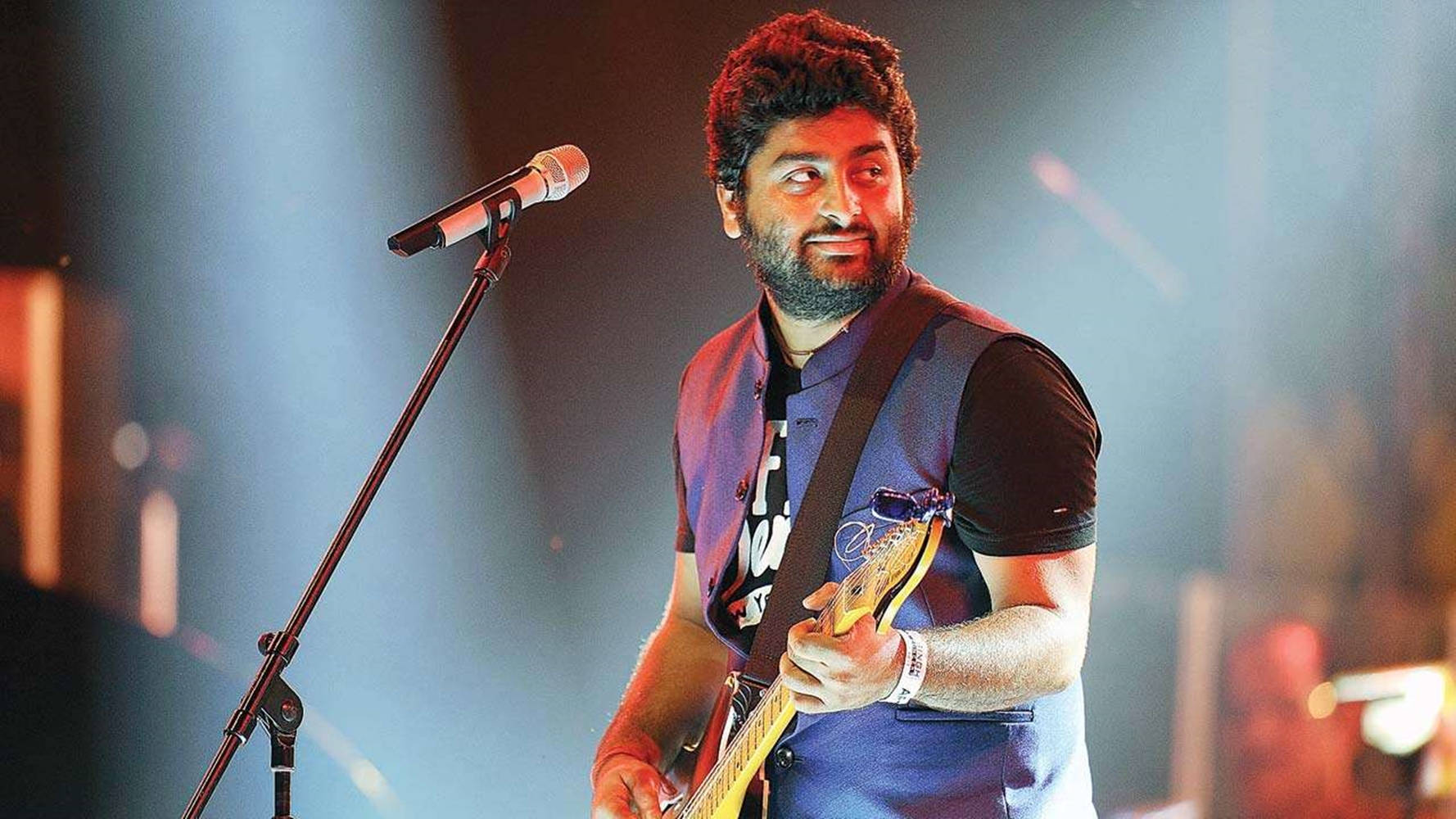 Arijit Singh Candid While Playing Guitar