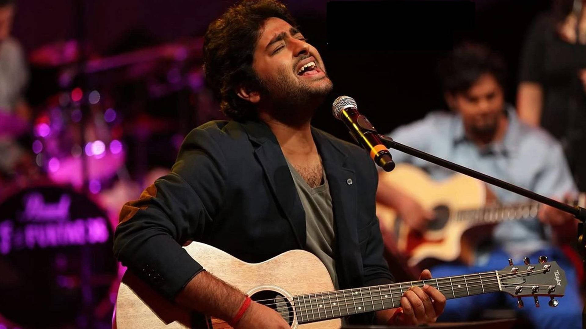 Arijit Singh Concert Feels Background