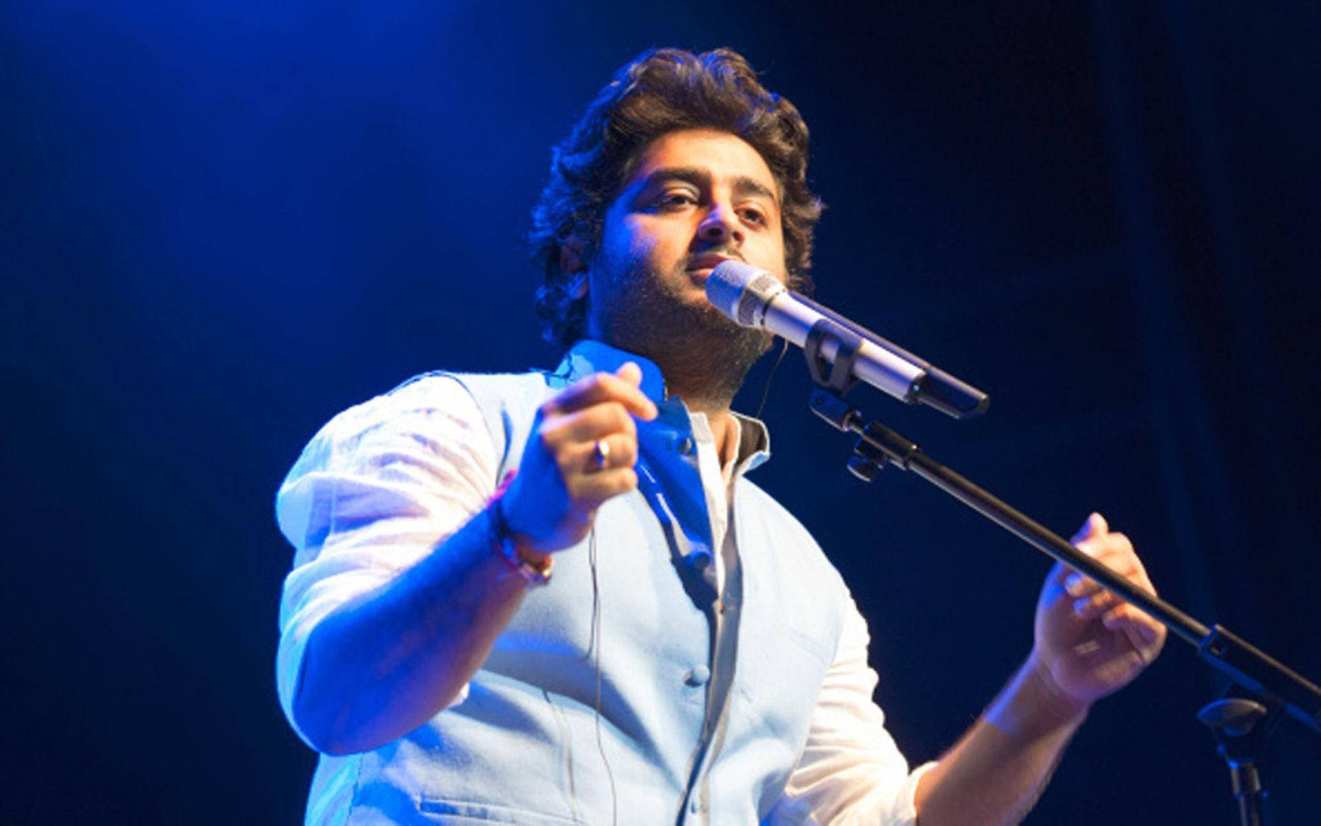 Arijit Singh Connects With Audience On Stage Background