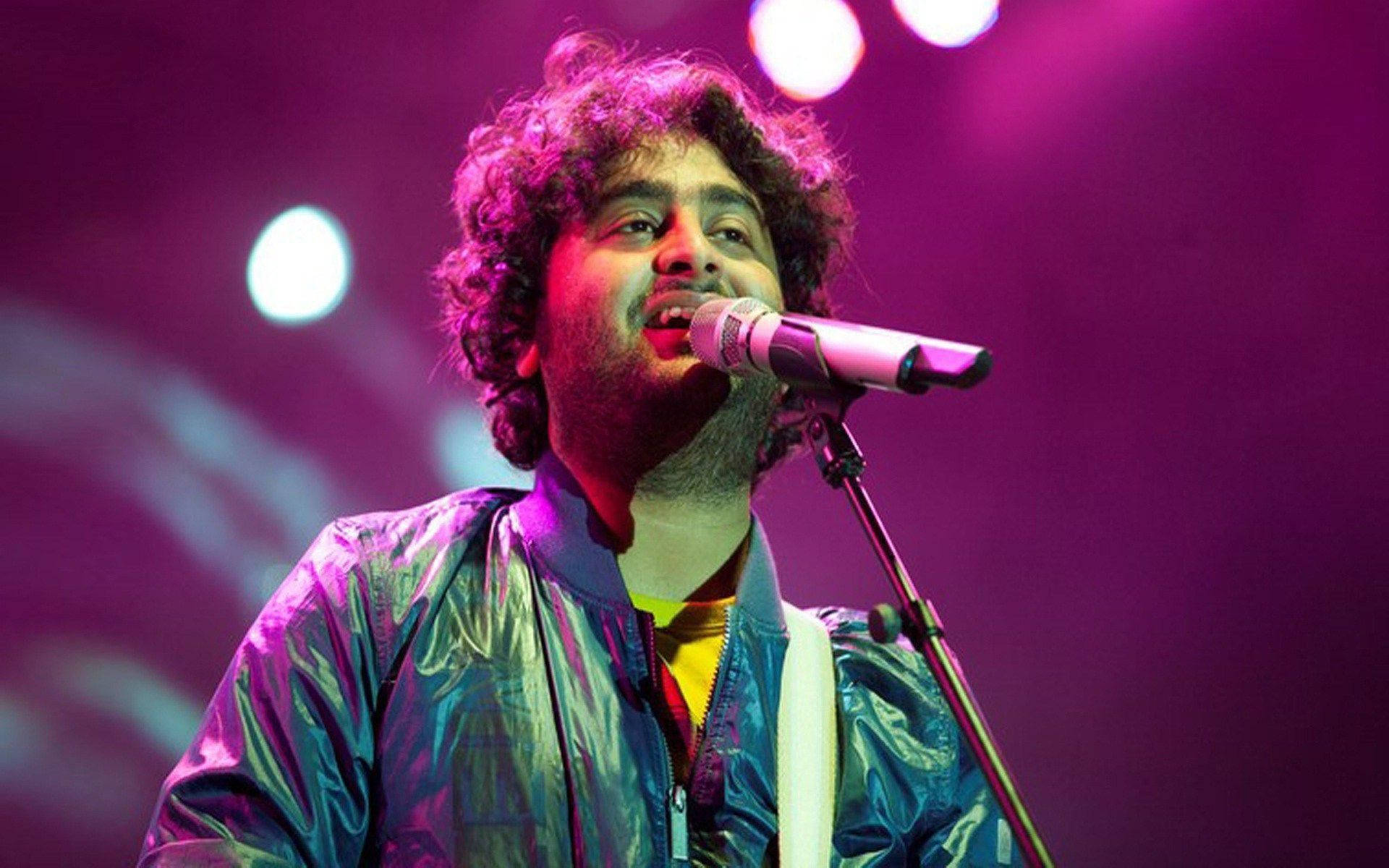 Arijit Singh Cute Snapshot On Stage