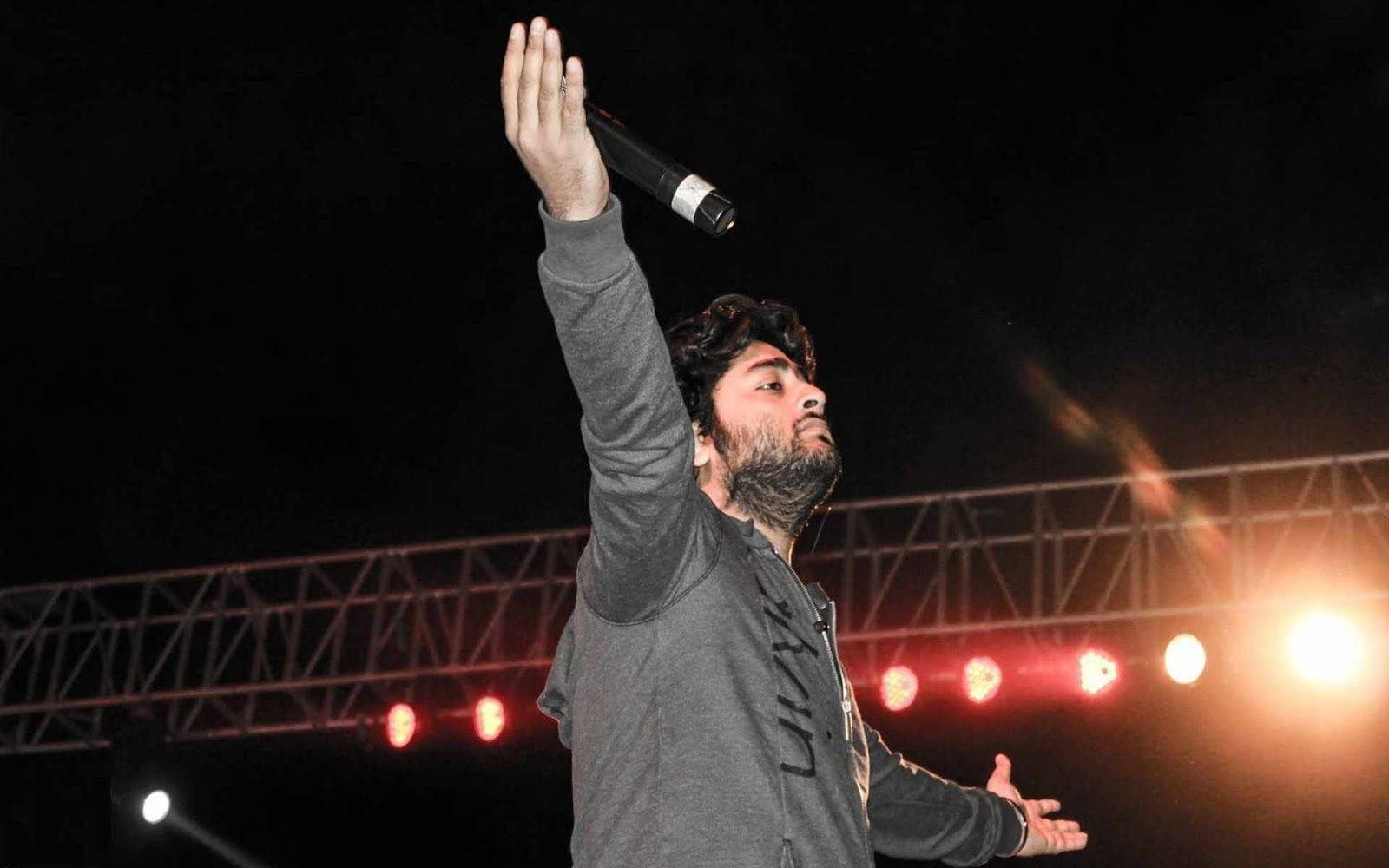 Arijit Singh Hypes The Audience