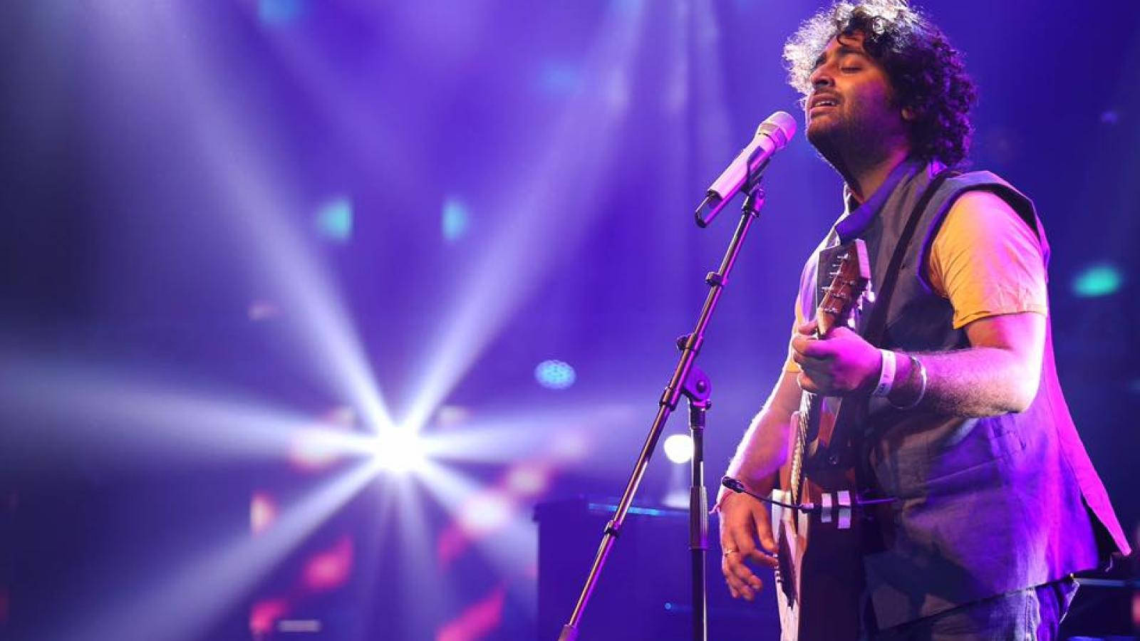 Arijit Singh On A Purple Stage Performance Background