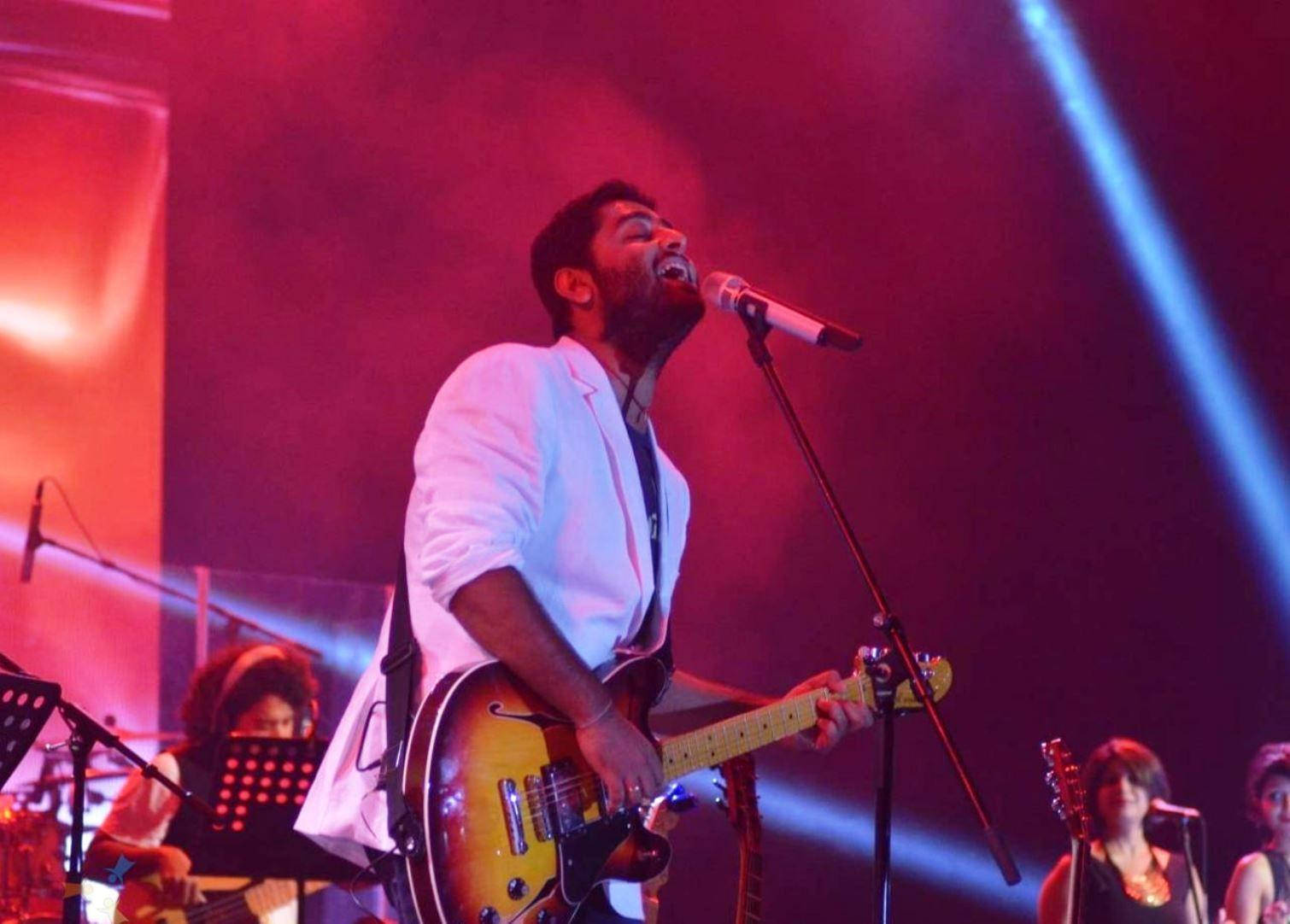 Arijit Singh Performing Well With Backup Background