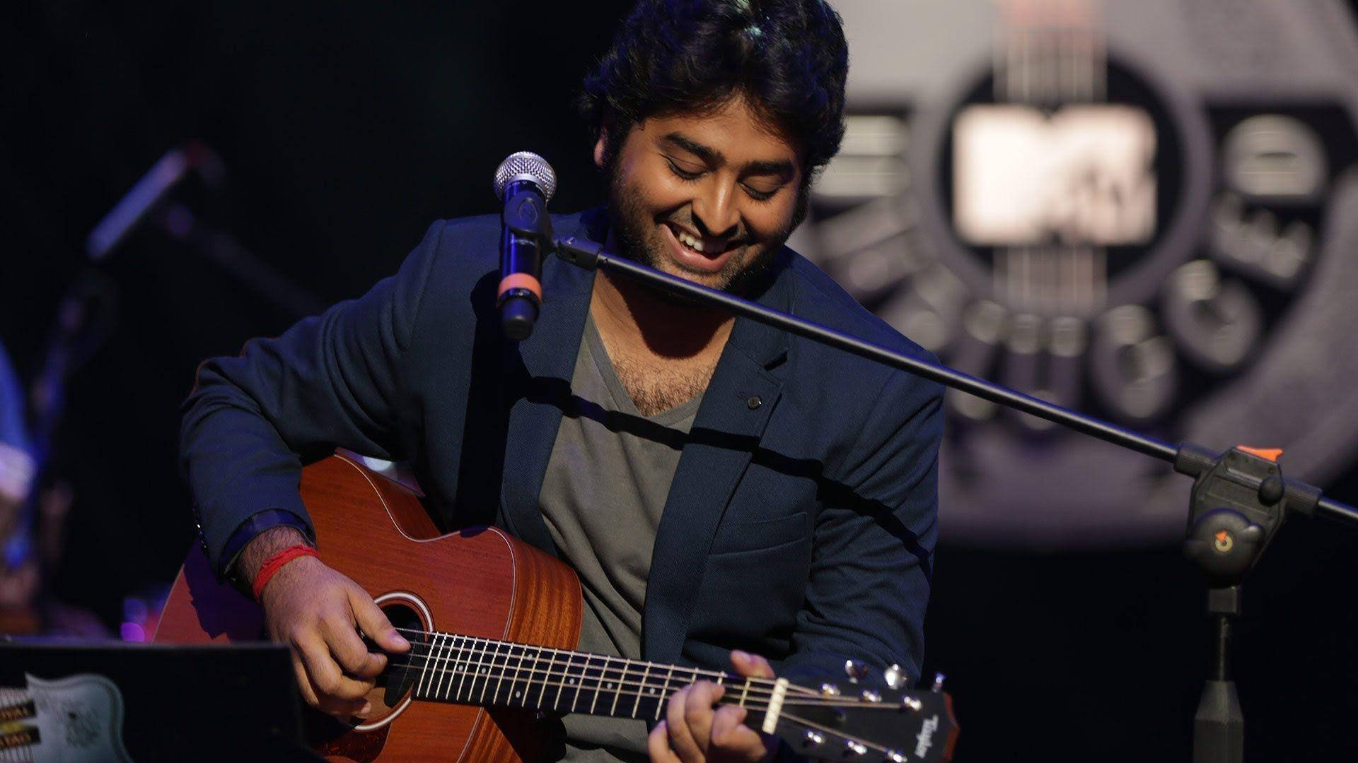 Arijit Singh Playing Guitar On Stage