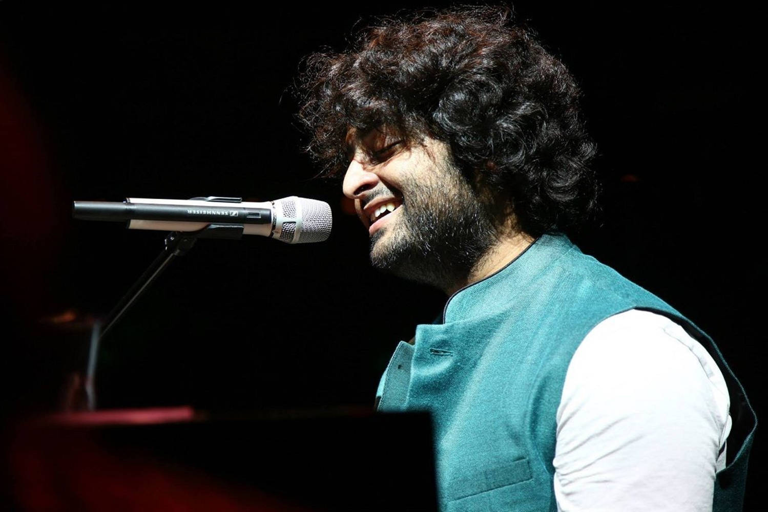 Arijit Singh Playing Piano And Singing