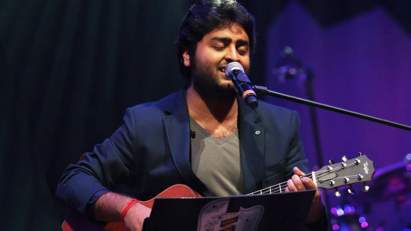 Arijit Singh Singing And Playing Guitar