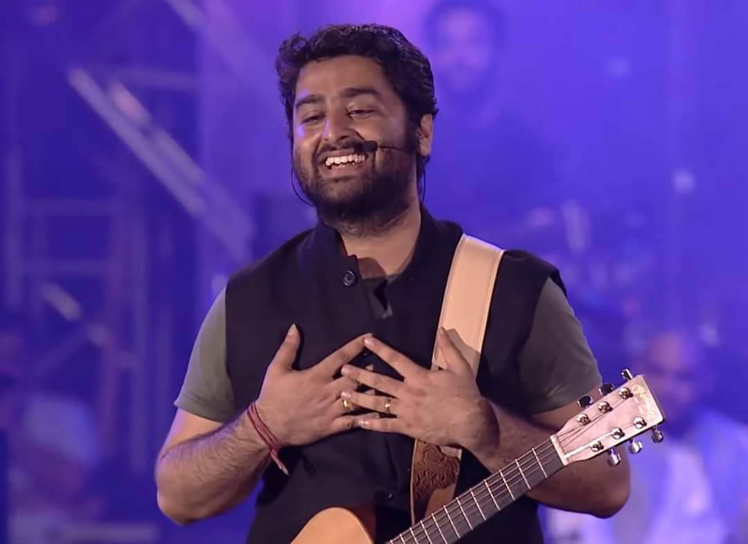 Arijit Singh Singing Live With Guitar