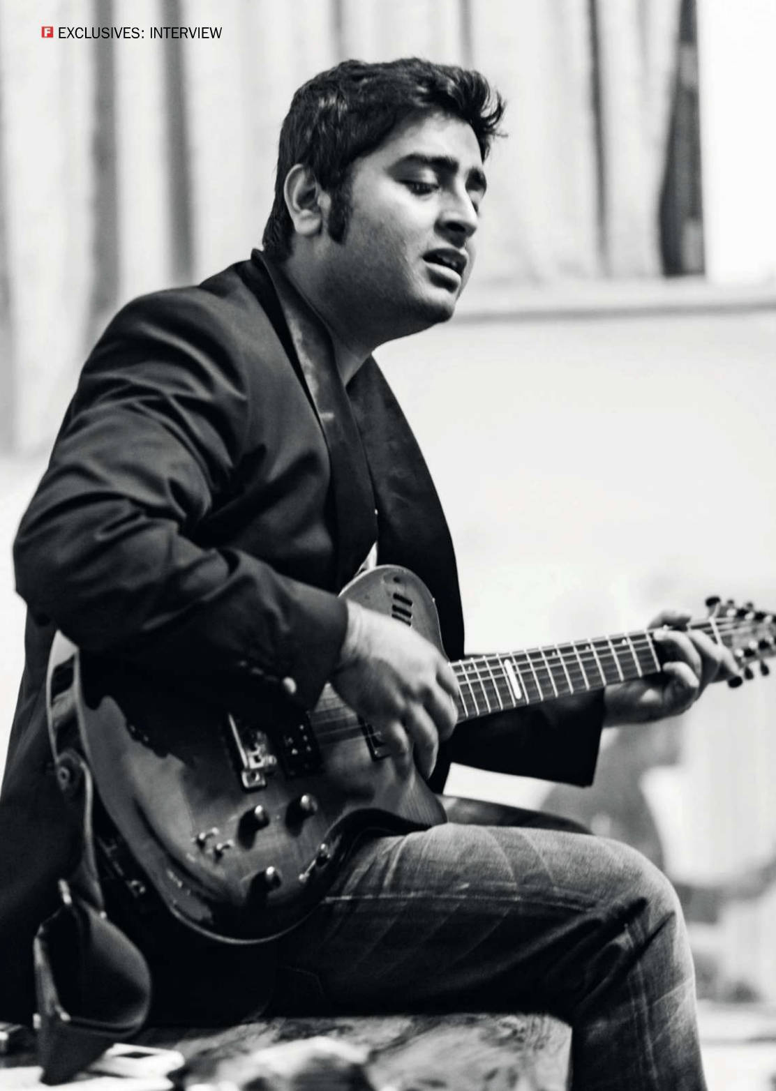 Arijit Singh Singing Passionately Background