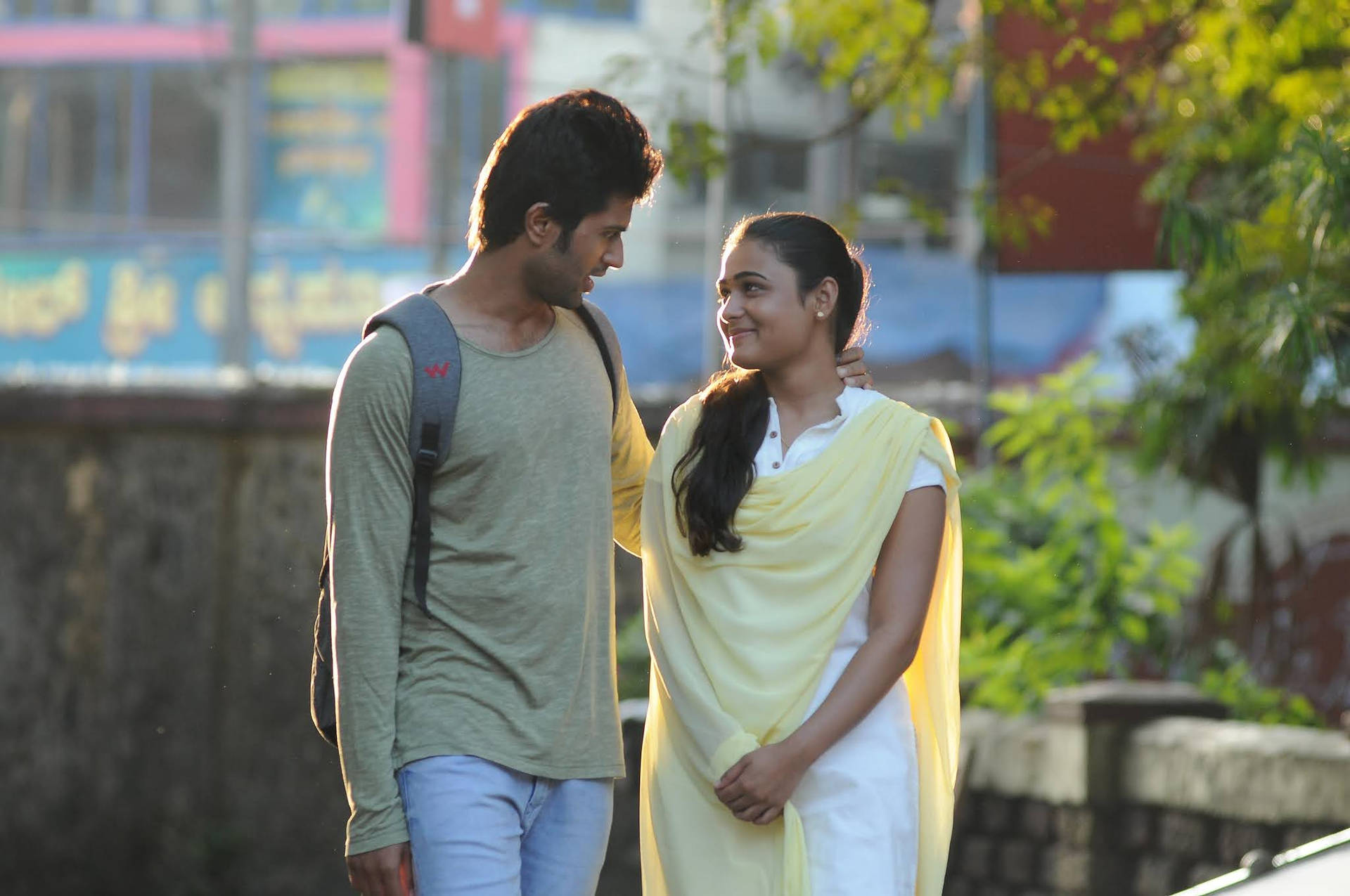 Arjun Reddy And Shalini Sweet Moment Background