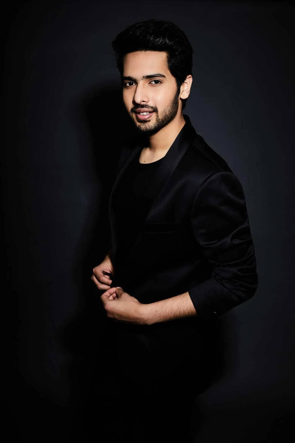 Armaan Malik All-black Outfit Background
