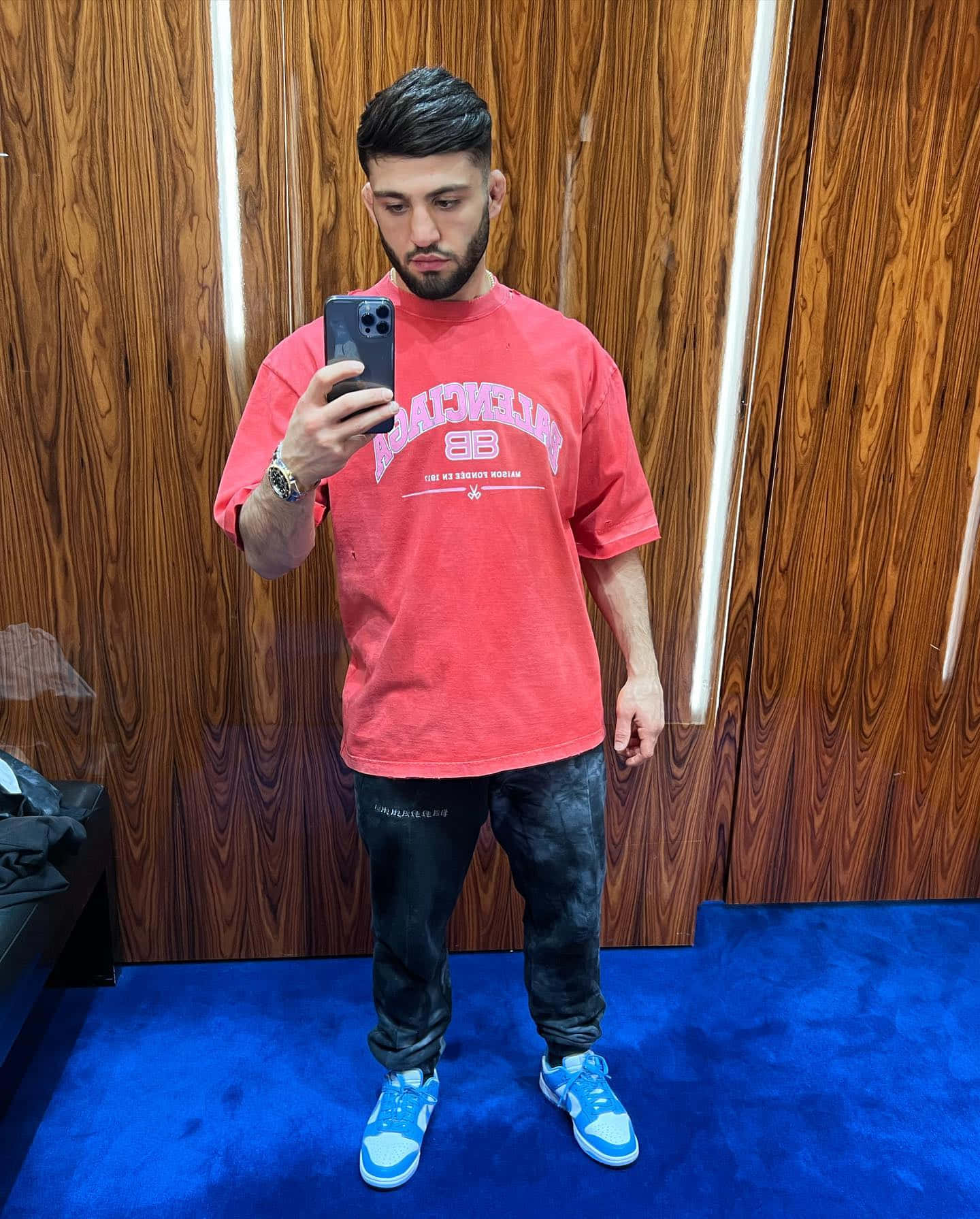 Arman Tsarukyan Mirror Selfie Background