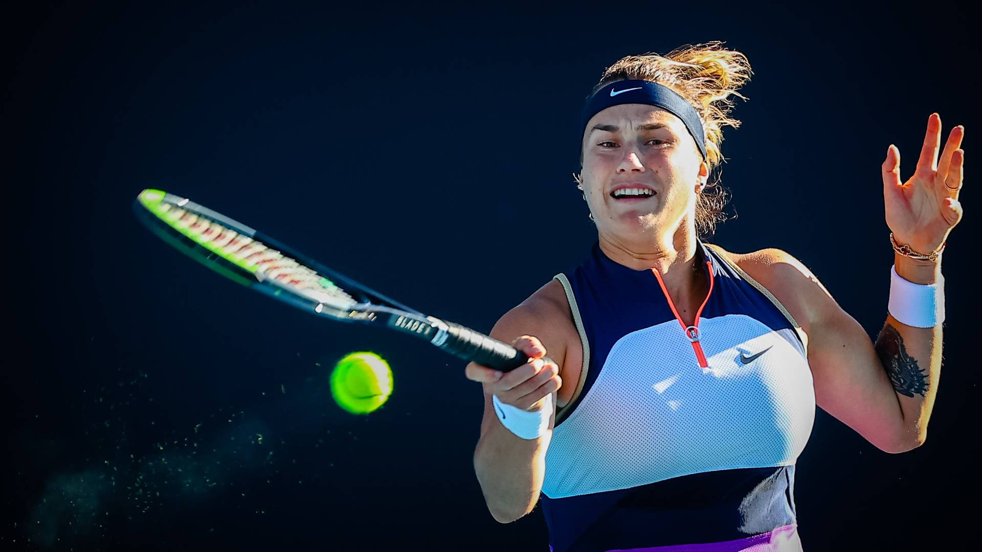 Aryna Sabalenka Receiving The Ball Background