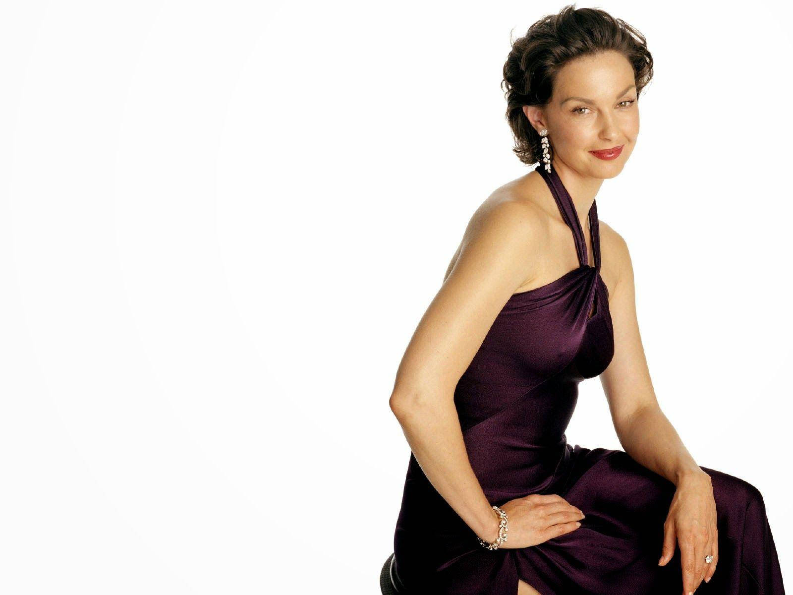 Ashley Judd In Velvet Gown